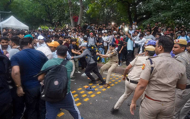 "Hamam Böceği Halk Partisi"nin protestoları sürüyor