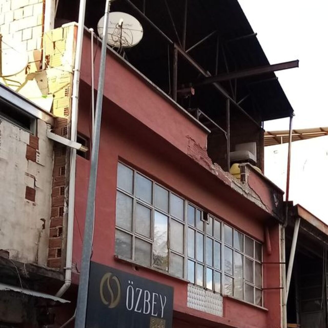 Baba ile oğul 2'nci kattan düştü