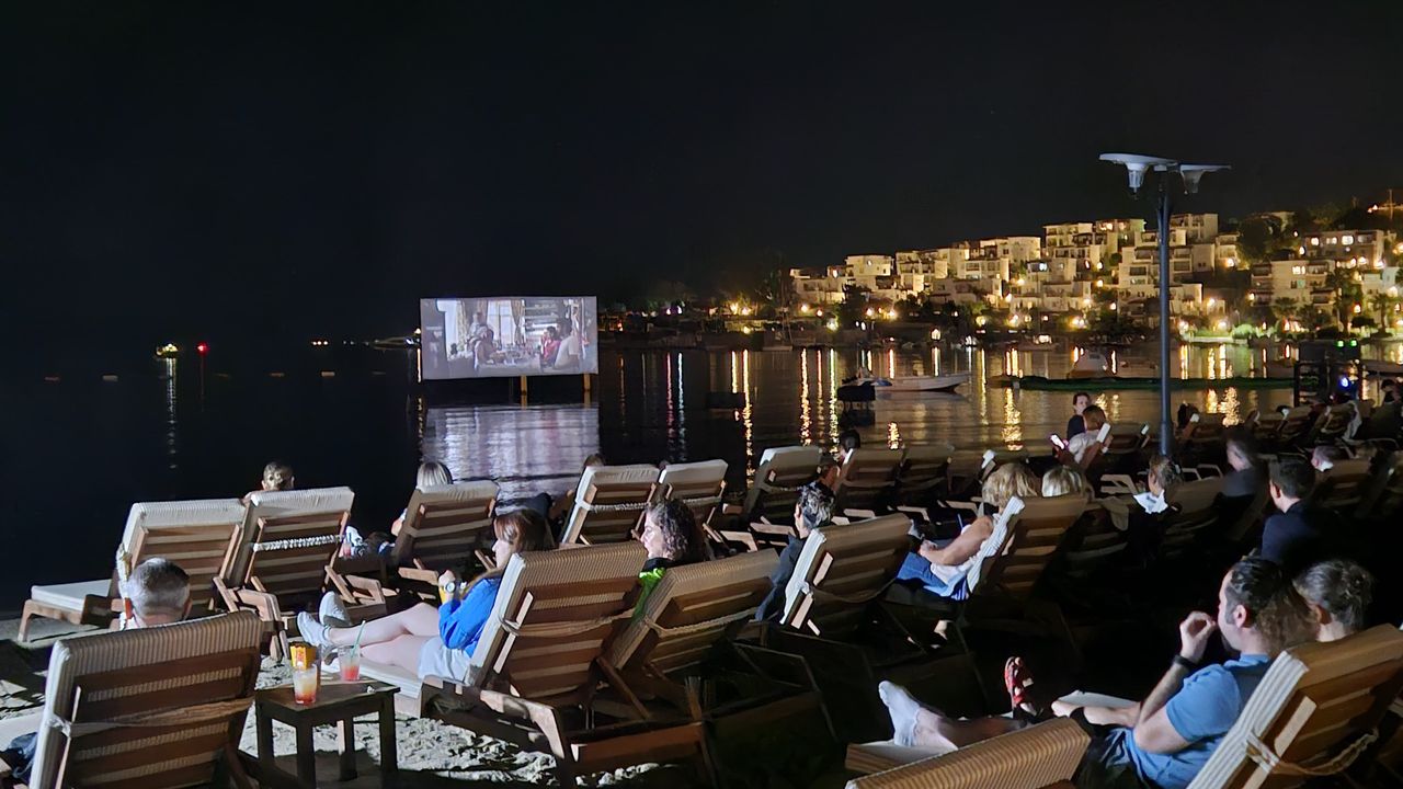 Bodrum'da deniz üstünde sinema keyfi