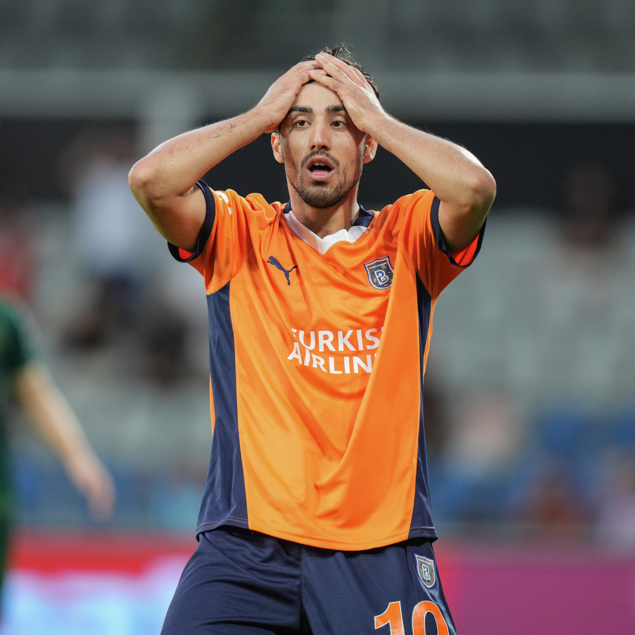 Başakşehir'de kadro dışı kararı!