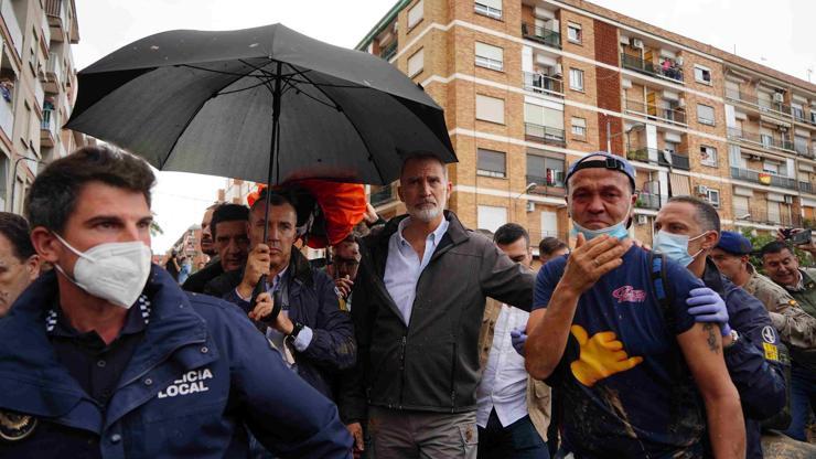 İspanya'da öfke büyüyor: Sel bölgesini ziyaret eden Kral 6. Felipe'ye çamur fırlatıldı!  “Katiller” diye bağırdılar…
