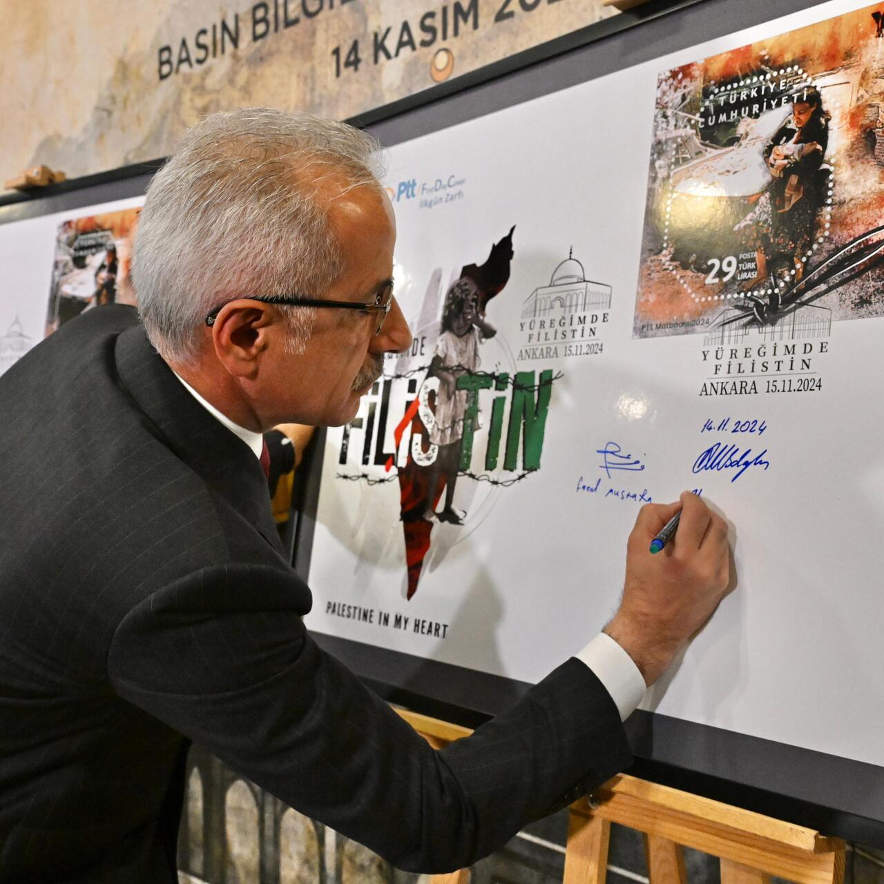 "Yüreğimde Filistin" pulları bastırıldı