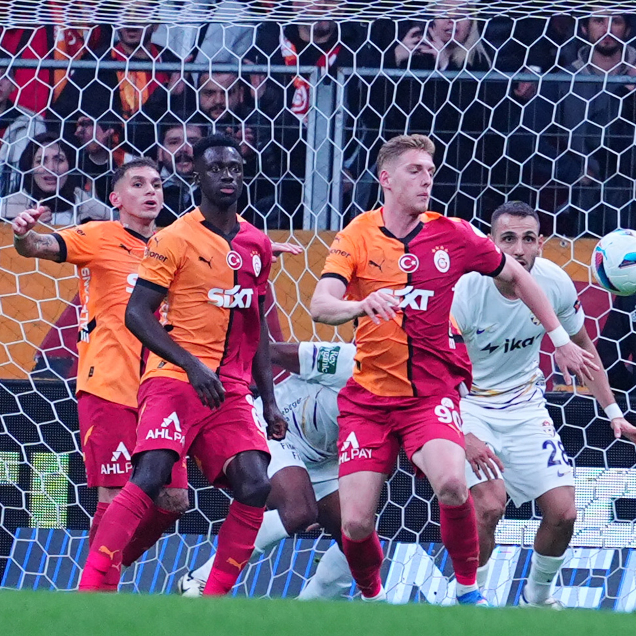 Galatasaray'da savunma alarmı!