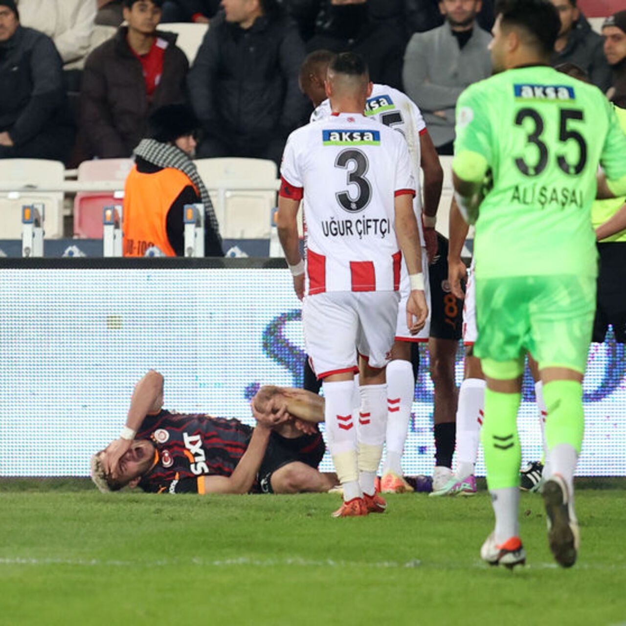 Manaj, Barış Alper'den özür diledi!