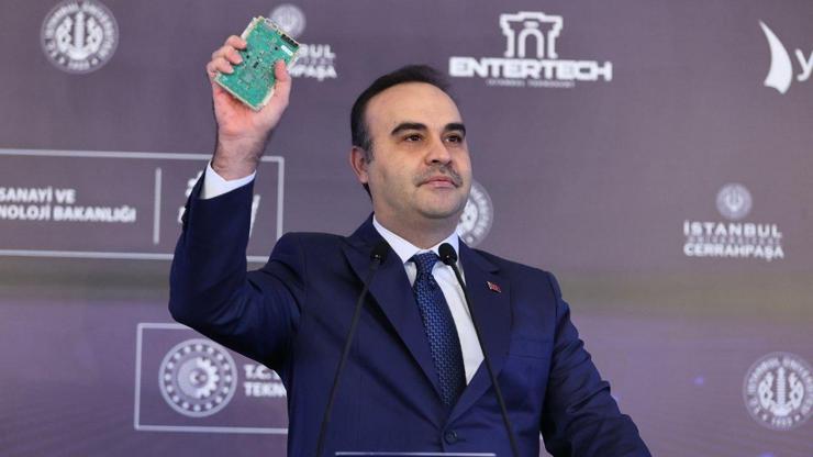 Bakan Kacır, CHP'li Özel’in kırmızı kartına, “Milli Muharip Uçak KAAN’ın kartı” ile cevap verdi