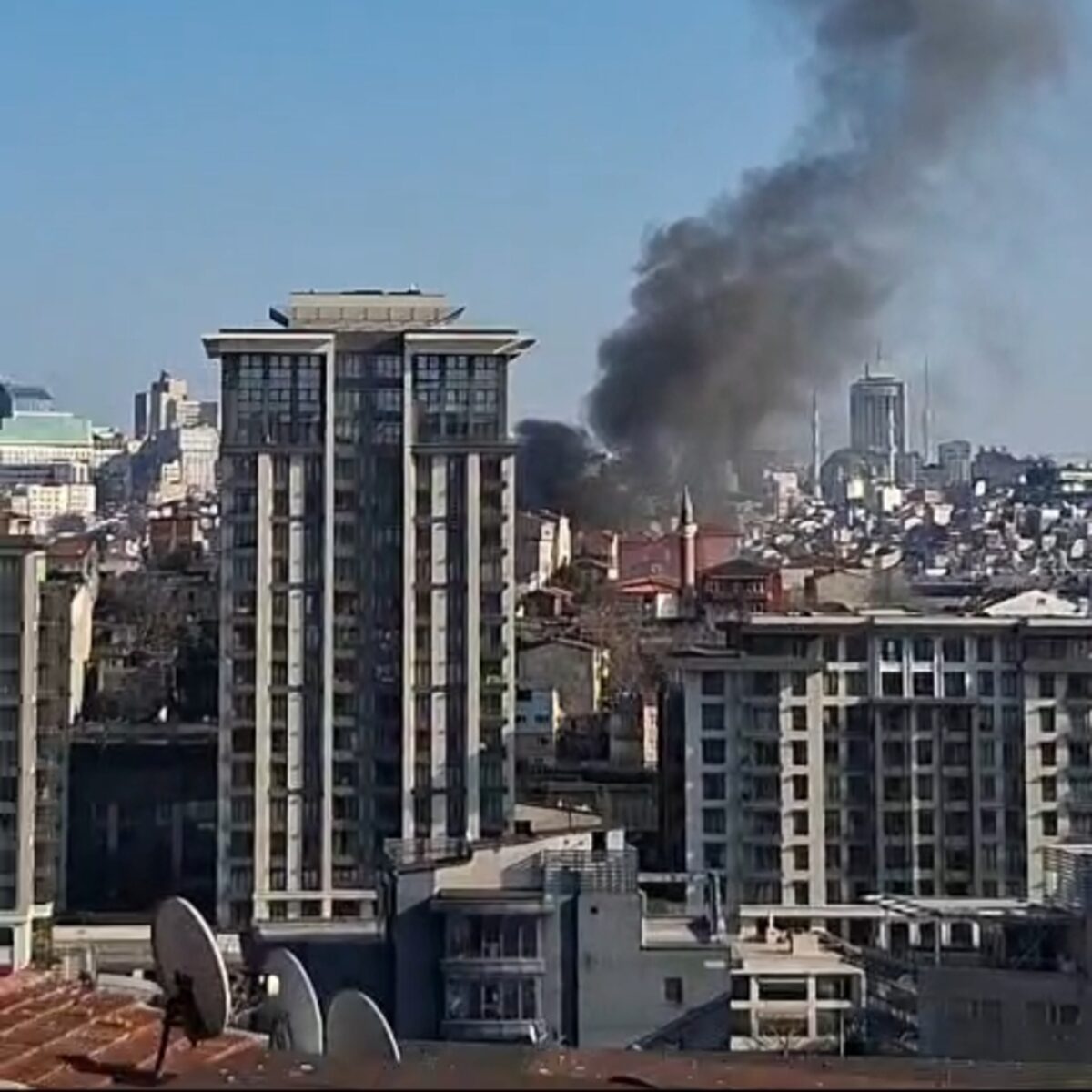 Beyoğlu'nda korkutan yangın!