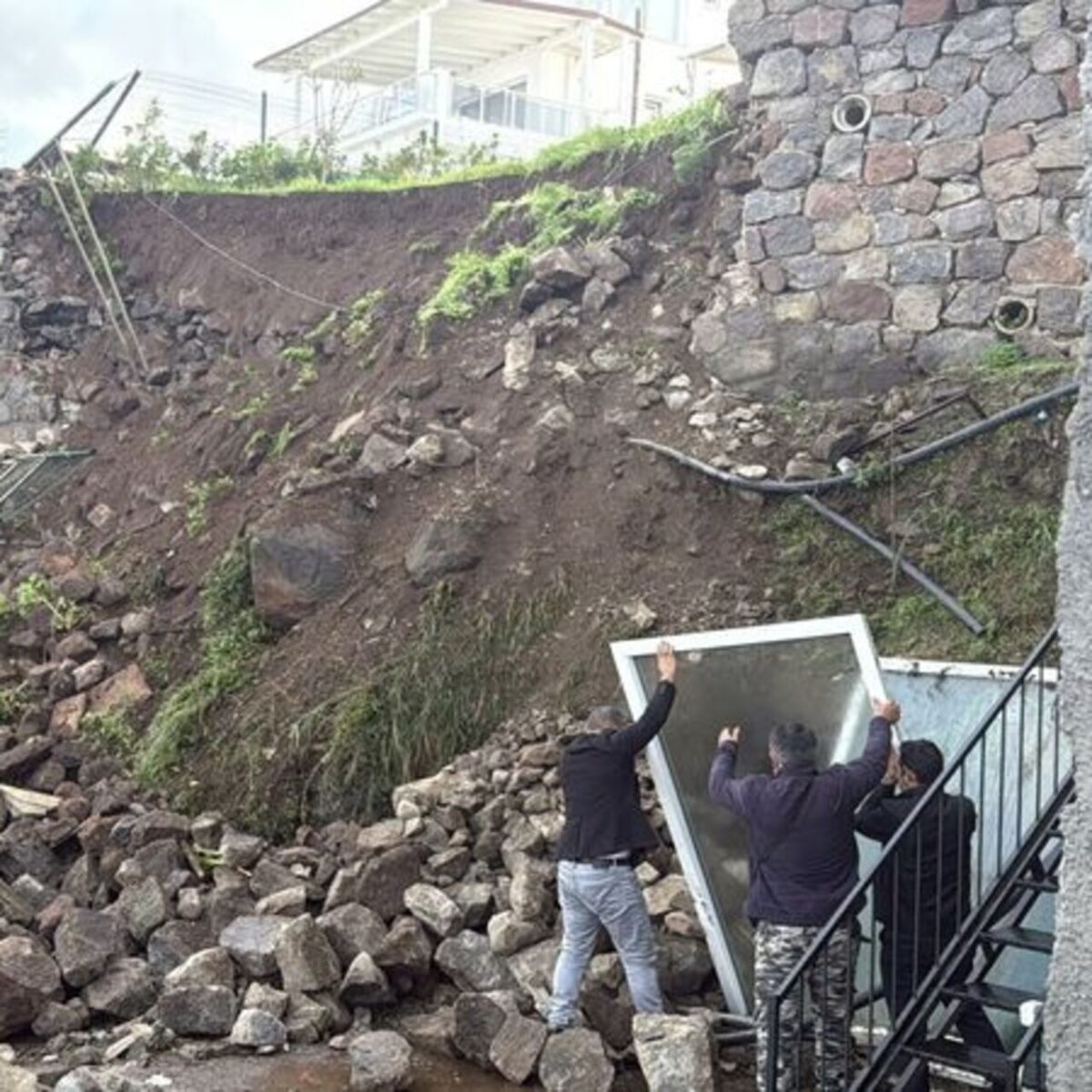Bodrum'da istinat duvarı çöktü