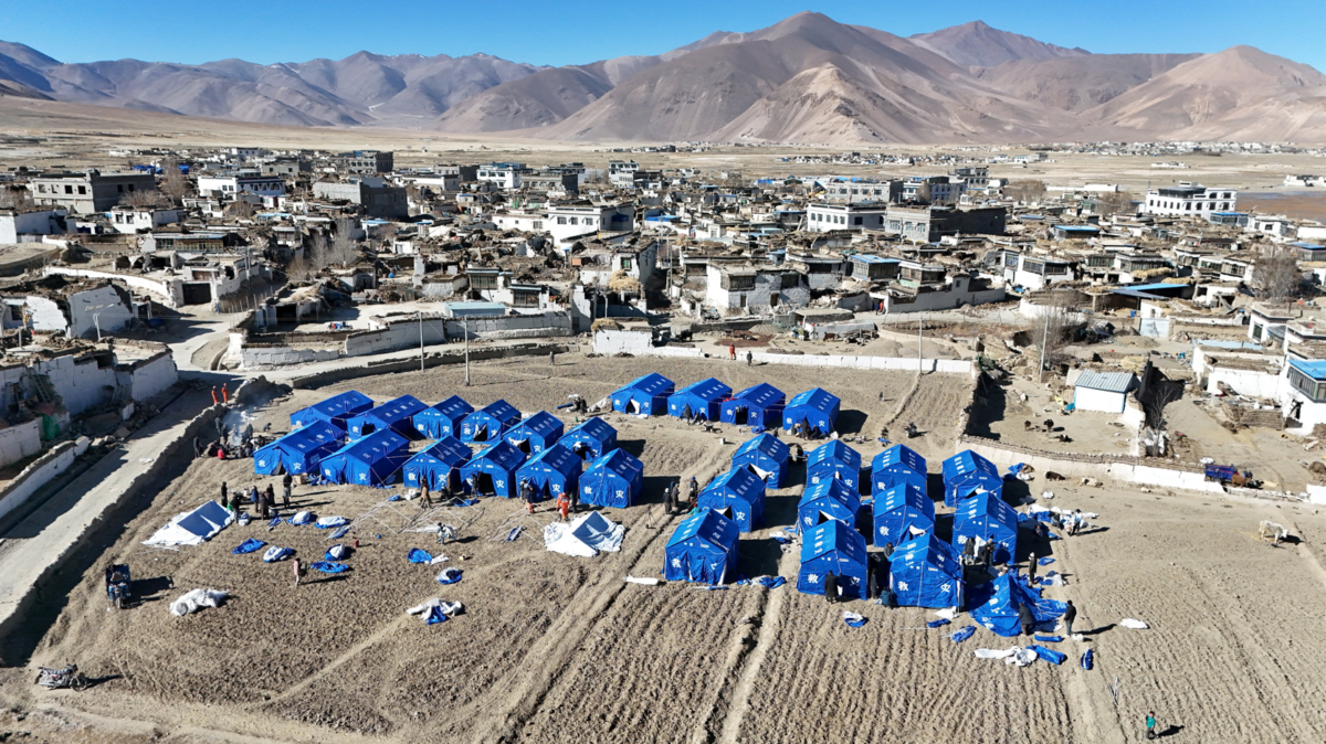Yüzden fazla kişinin öldüğü depremden sonra 500 artçı sarsıntı yaşandı