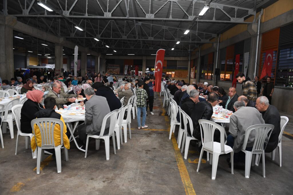 Başkan Aydın bin kişiyle aynı anda iftar açtı