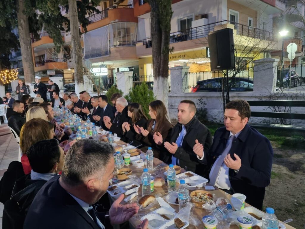 Erkan aydın İskece iftar Masasında dua ediyor
