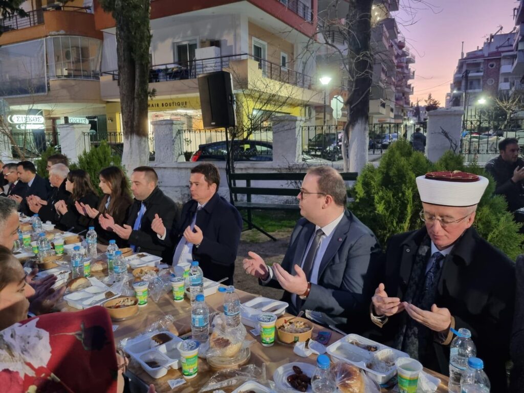 Erkan aydın İskece iftar Masasında duaya iştirak ediyor