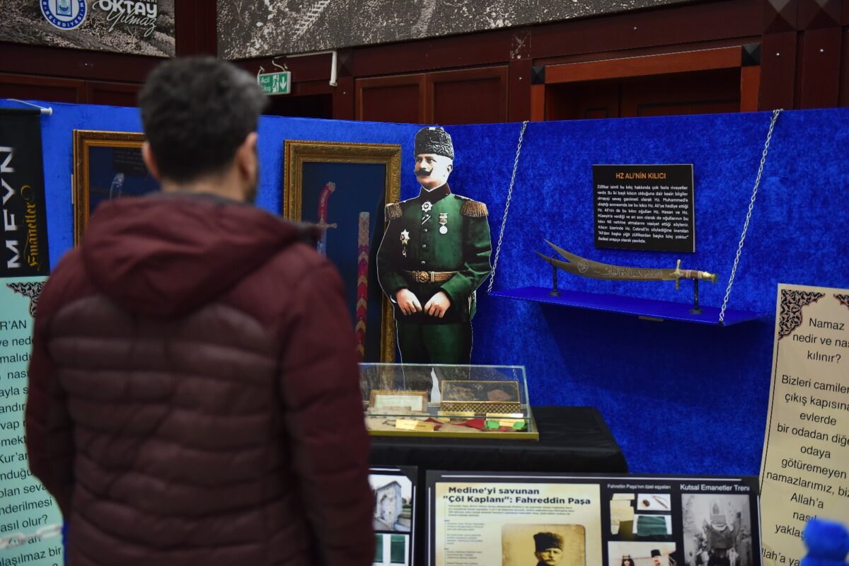 Mukaddes emanetler sergisi Yıldırım'da