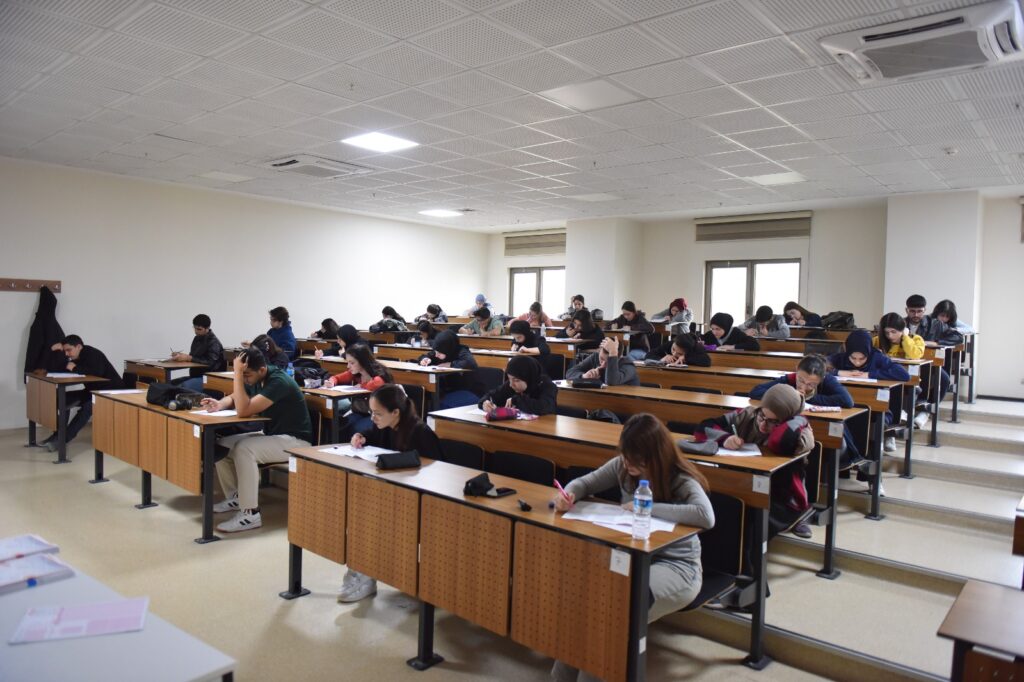 ÜNİVERSİTE ADAYLARINA SINAV PROVASI