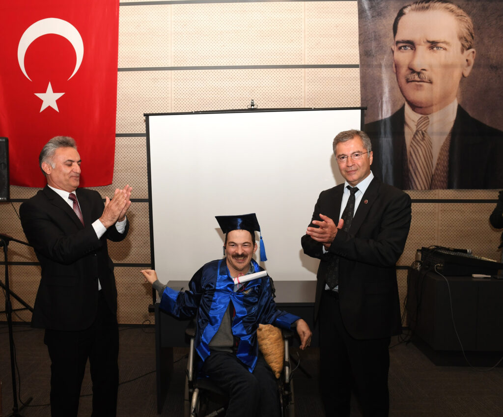 Okuma aşkı engel tanımadı