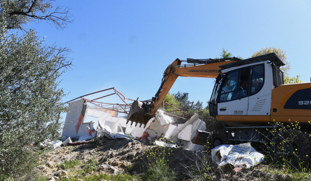 25 kaçak yapı yıkıldı