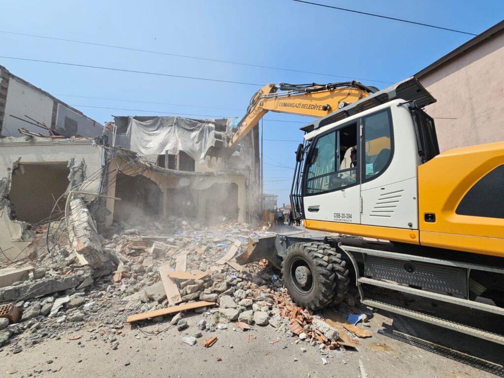 İki katlı kaçak bina yıkıldı
