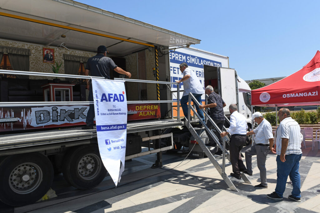 Osmangazi’de gerçek gibi deprem eğitimi