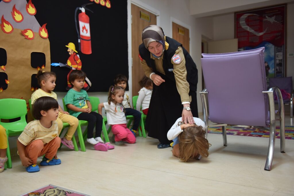 MİNİK İTFAİYECİLER GÖZ KAMAŞTIRDI