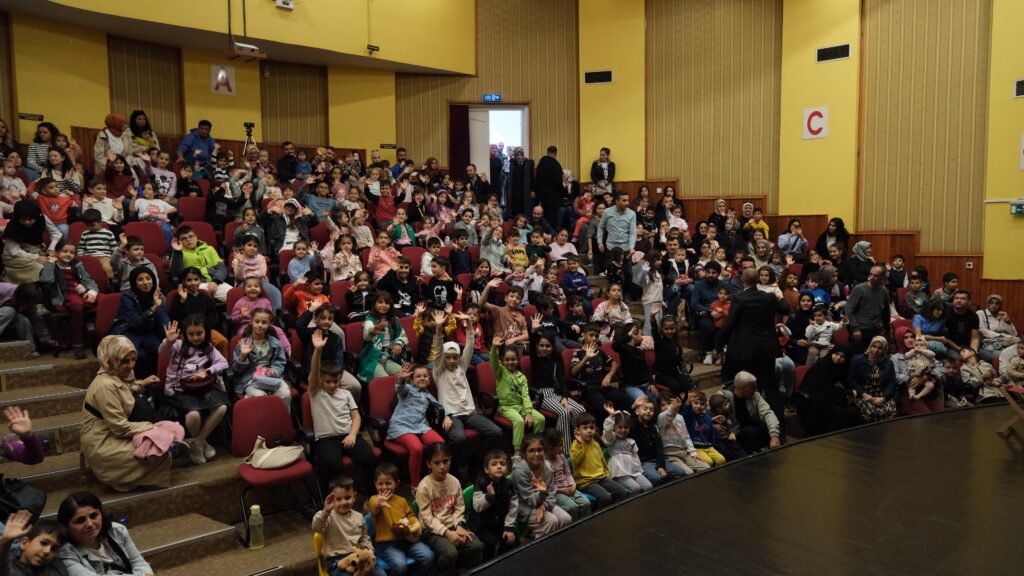 Yıldırımlı çocuklar tiyatroda Bursa