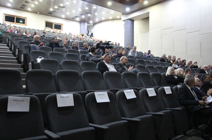 Salon boş kaldı, başkanın sesi titredi