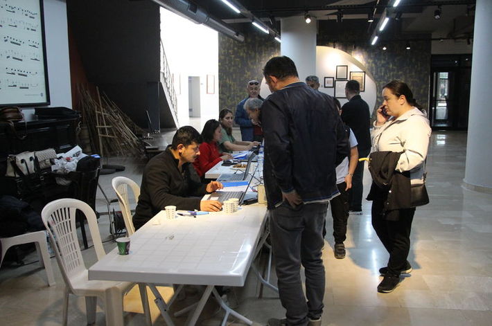 Salon boş kaldı, başkanın sesi titredi