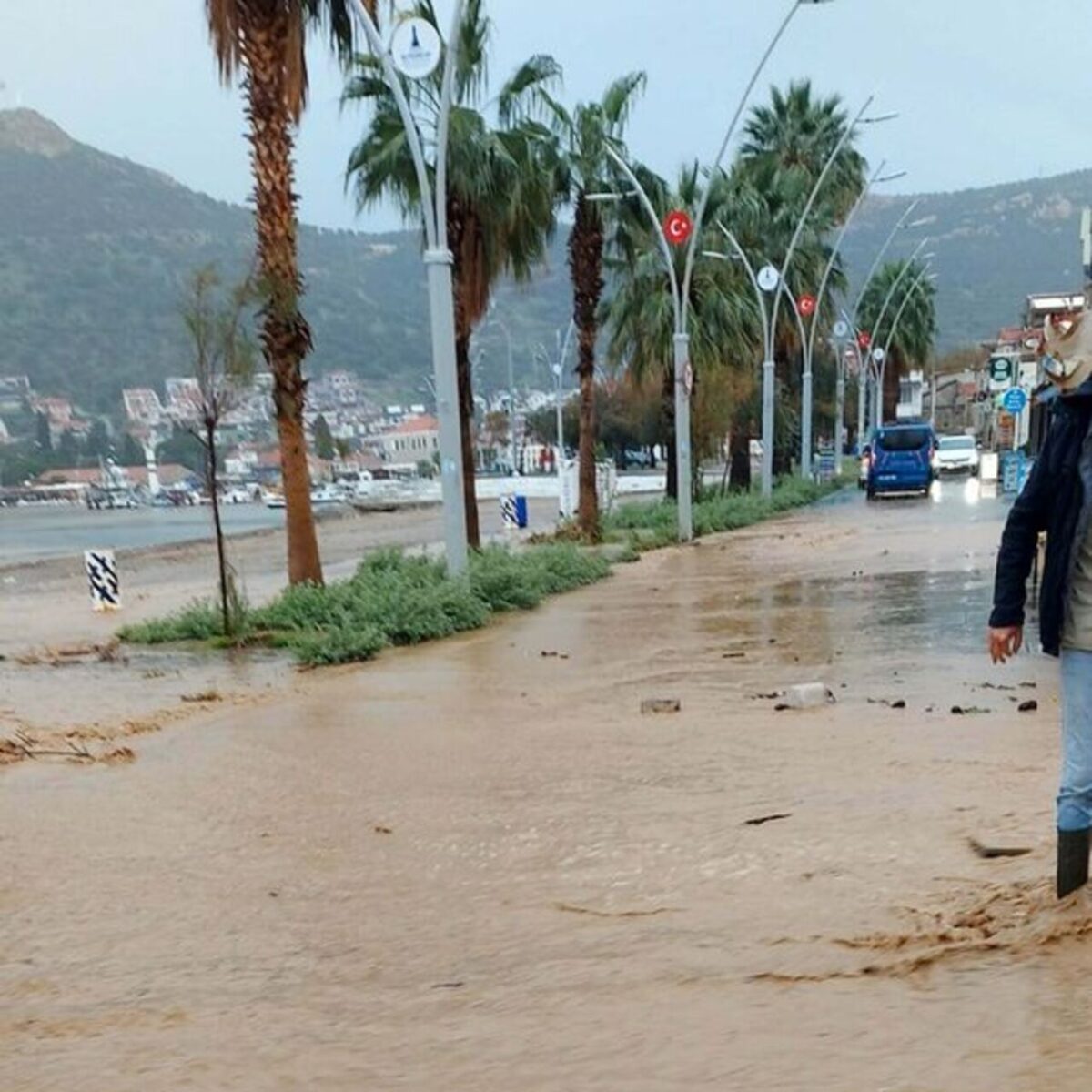 İzmir'de sağanak ve sel!