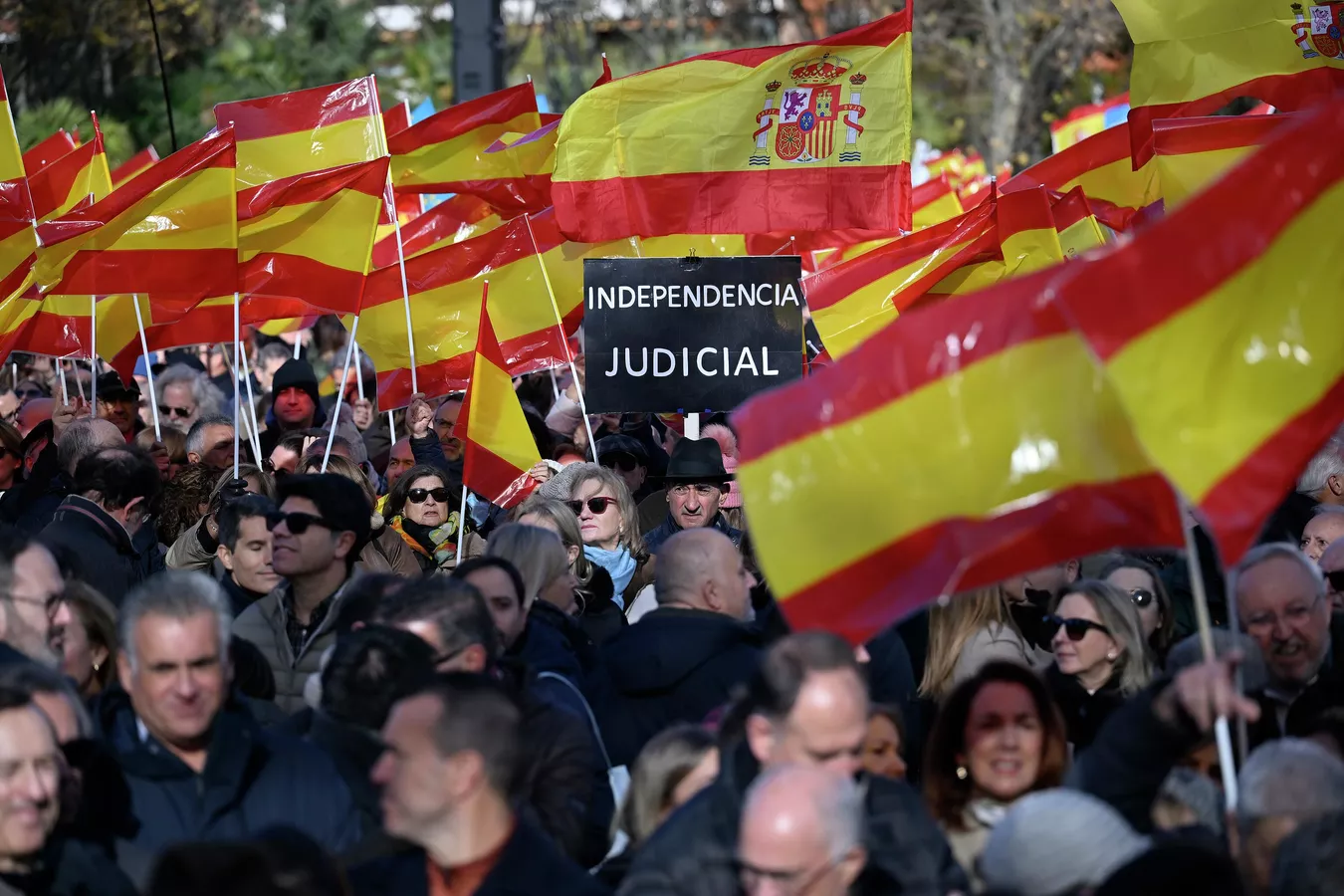 Pedro Sanchez Yolsuzluk Protestosu Madrid’de On Binleri Sokaklara Döktü