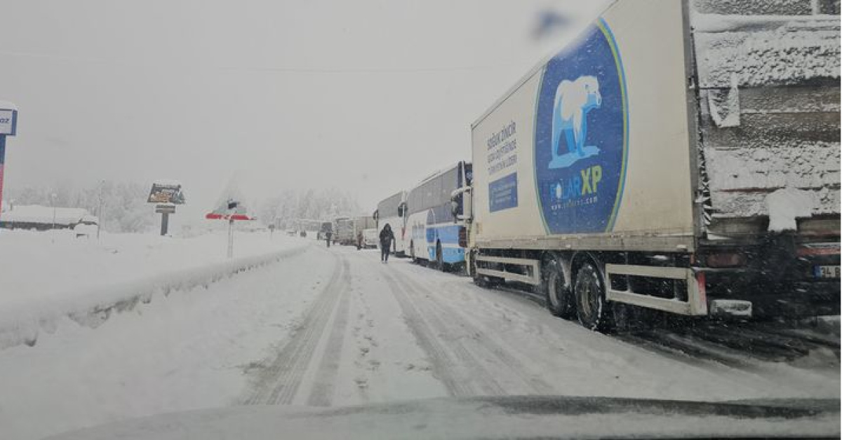 D-100'de kapanan yol açıldı