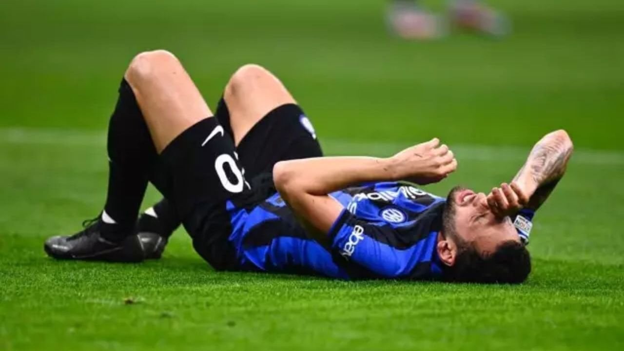 Hakan Çalhanoğlu şoku! Bir anda yere yığıldı...