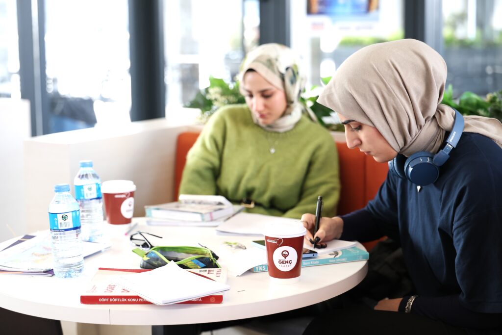 Gençler Genç Kafe’nin Müdavimi Oldu