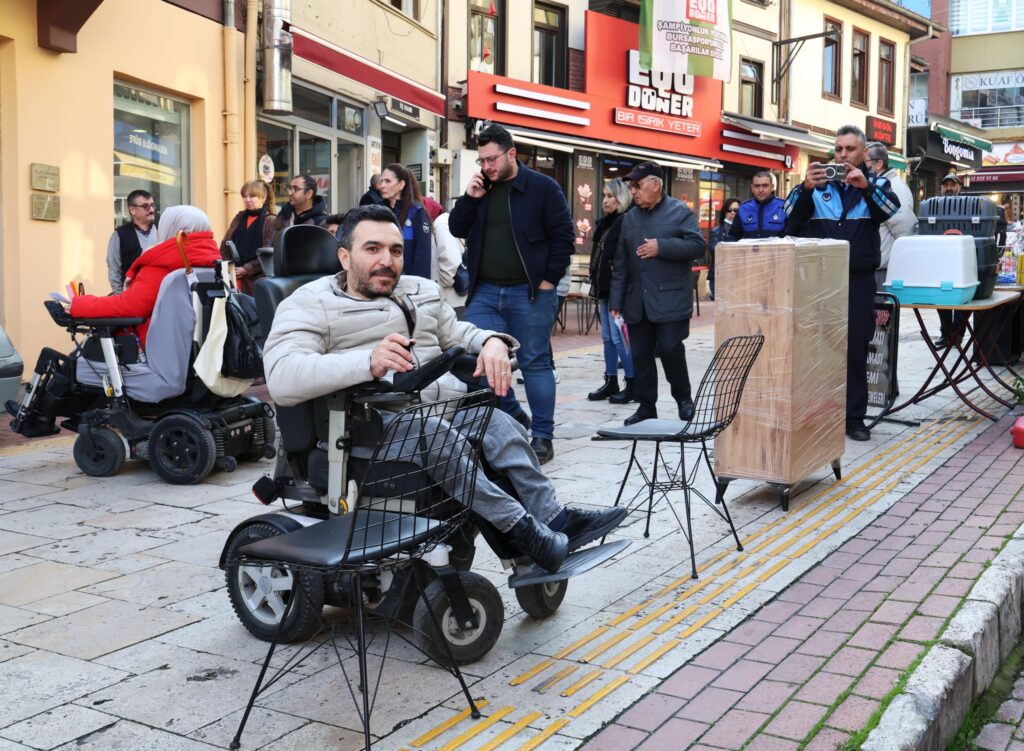 Osmangazi’de engelli bireyin tekerlekli sandalye ile yaya yolunda ilerlediği zabıta denetimi çalışması