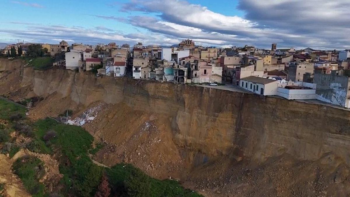 İtalya'da "Harry Kasırgası" felaketi… 4 kilometre uzunluğundaki hatta toprak kayması
