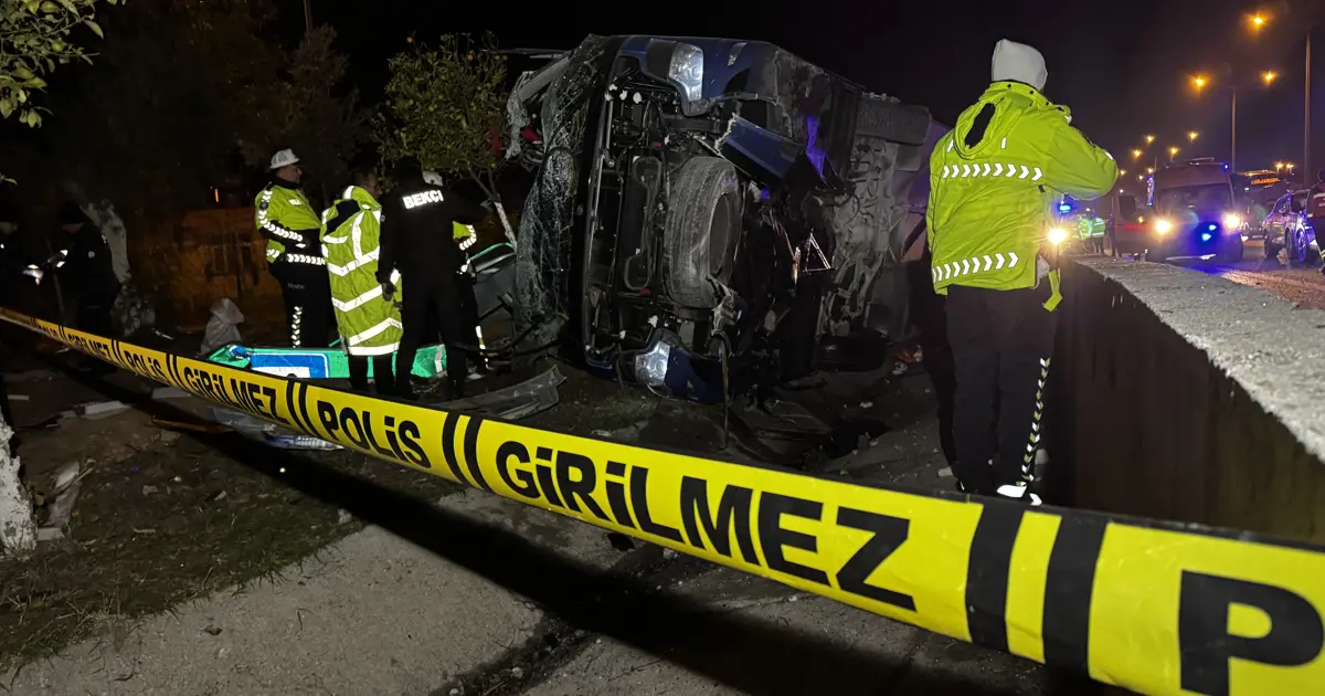 Adana'da otobüs devrildi, 8 kişi yaralandı