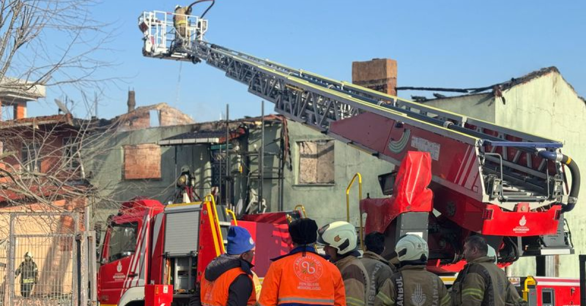 Arnavutköy'de 2 katlı binada yangın çıktı