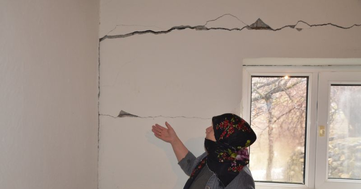Muş'ta bir evde çatlaklar oluştu