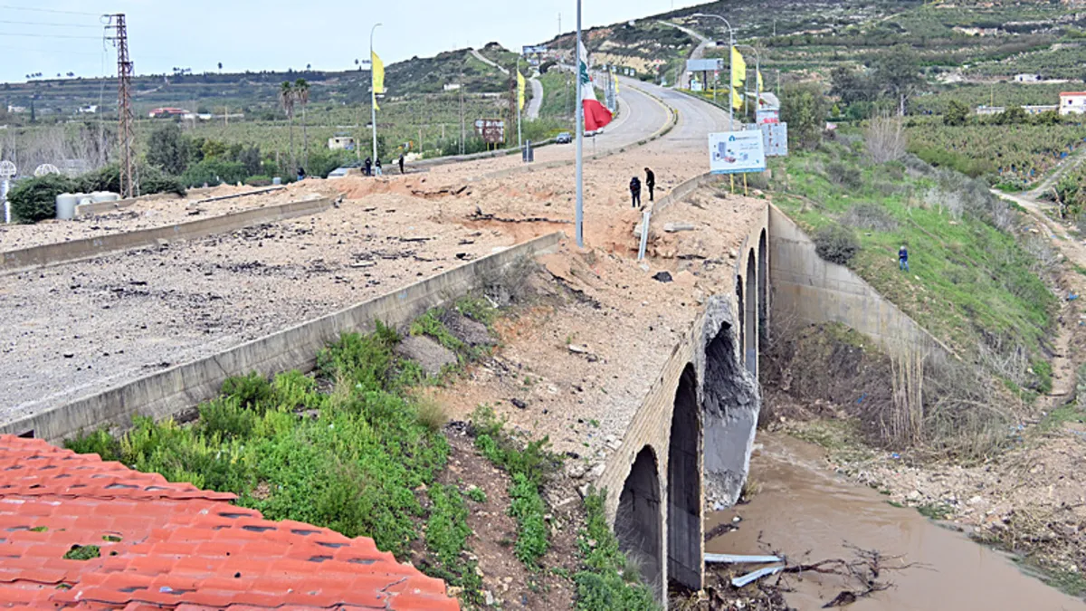 İsrail Lübnan'ın güneyindeki Rahal Köprüsü'nü vurdu! A Haber ekibi bölgeden aktardı