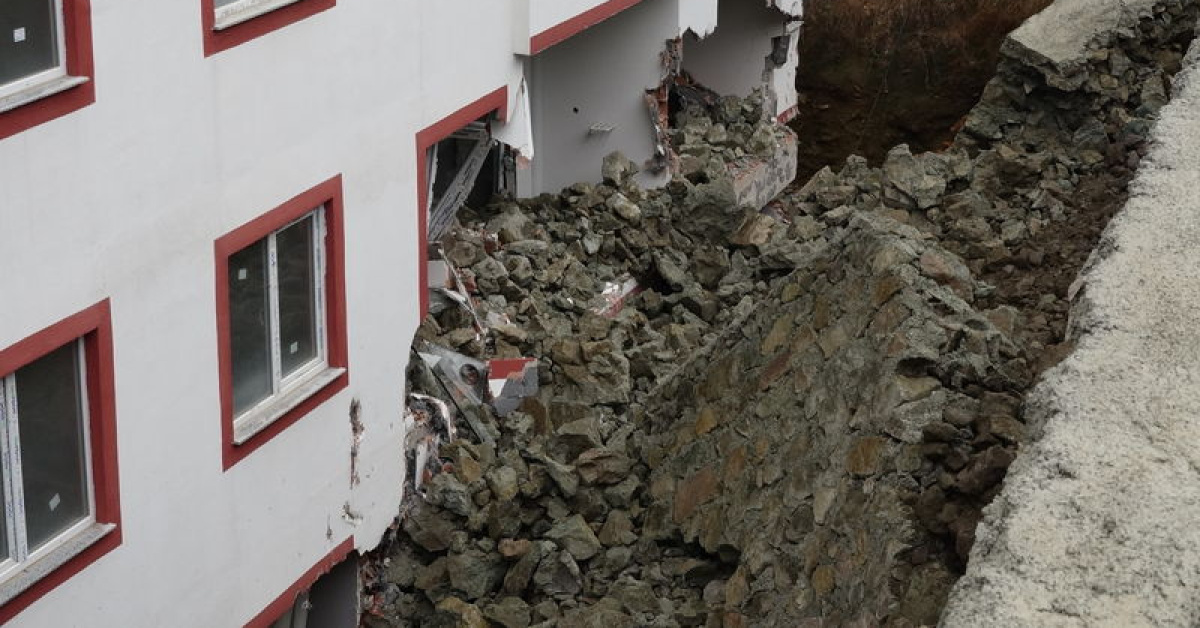Trabzon'da istinat duvarı çöktü